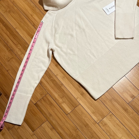 🎁NWT Athleta Alpine Turtleneck Sweater Size M - Picture 10 of 14